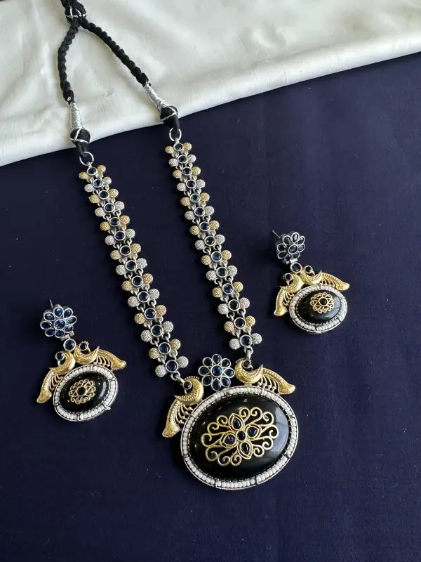 Handcrafted Stone Setting Necklace with Intricate Beadwork-Short Necklace Sets