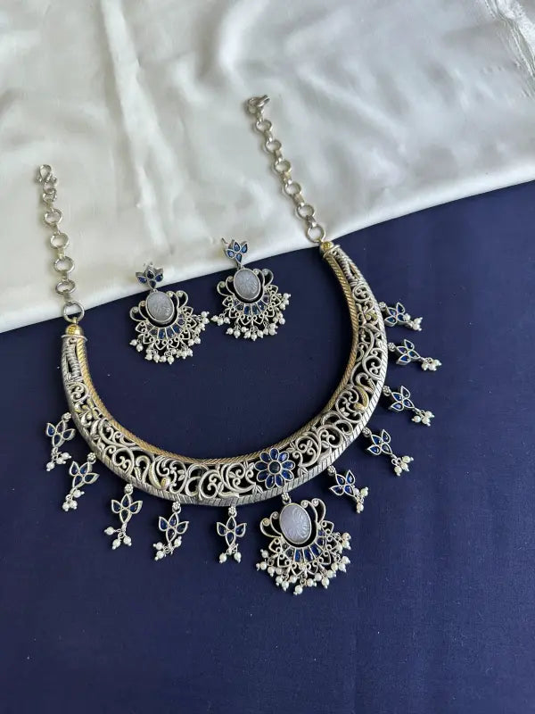 Handcrafted Stone Setting Necklace with Elegant Beadwork-Hasli Necklace Sets