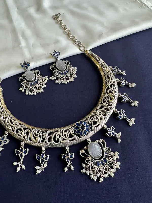 Handcrafted Stone Setting Necklace with Elegant Beadwork-Hasli Necklace Sets