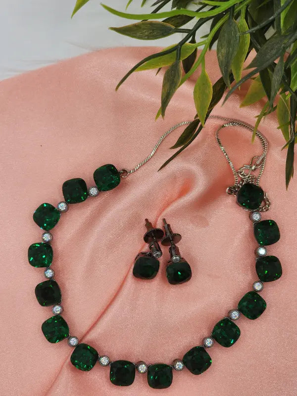 Handcrafted Gray-Tone Jewelry with Cubic Zirconia and Glass Stone – Elegant Stone Setting
- Necklace Set
