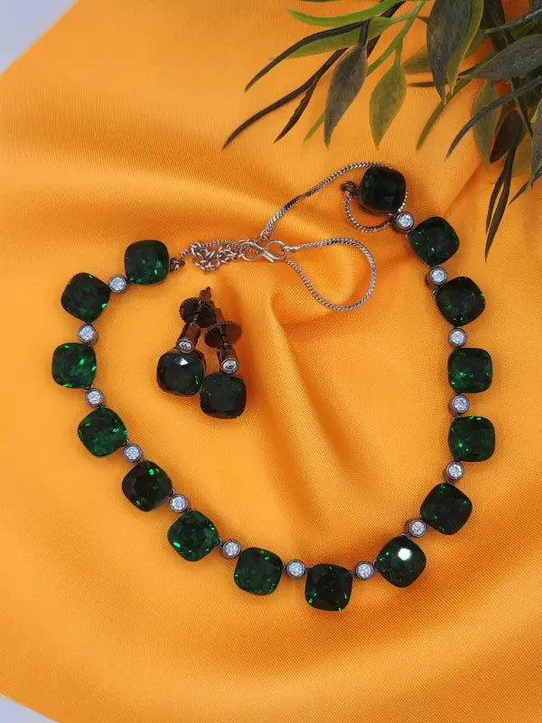 Handcrafted Gray-Tone Jewelry with Cubic Zirconia and Glass Stone – Elegant Stone Setting
- Necklace Set