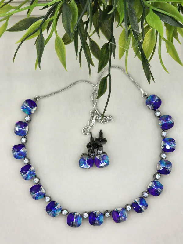Handcrafted Gray-Tone Jewelry with Cubic Zirconia and Glass Stone – Elegant Stone Setting
- Necklace Set