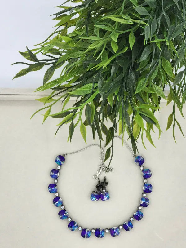 Handcrafted Gray-Tone Jewelry with Cubic Zirconia and Glass Stone – Elegant Stone Setting
- Necklace Set