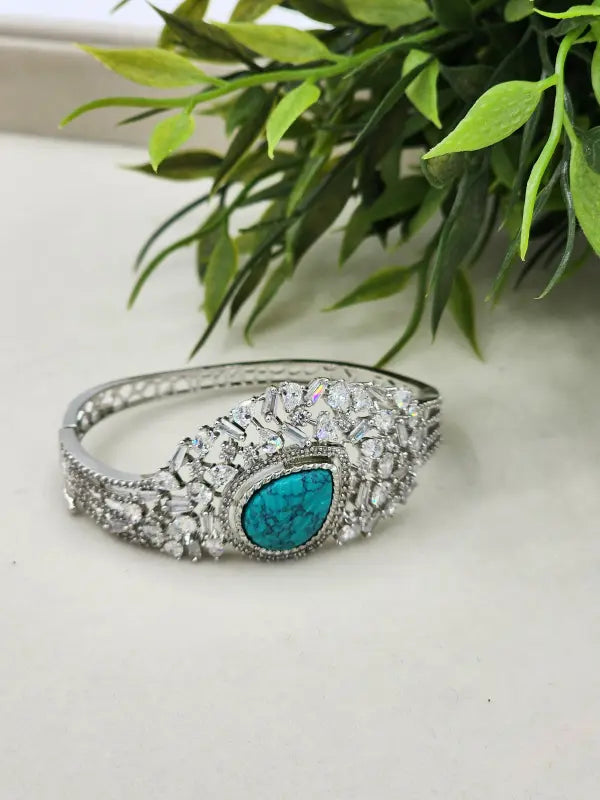 Handcrafted Turquoise Jewelry with Glass Stone and Semi-Precious Stones – Shiny Silver-Tone Elegance
- Bracelet