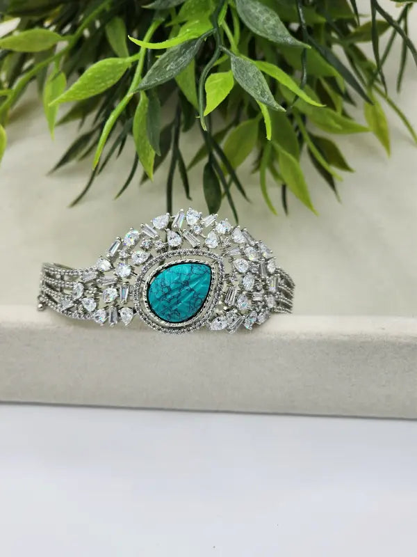 Handcrafted Turquoise Jewelry with Glass Stone and Semi-Precious Stones – Shiny Silver-Tone Elegance
- Bracelet