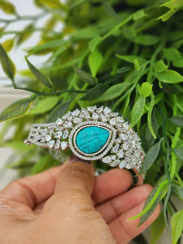 Handcrafted Turquoise Jewelry with Glass Stone and Semi-Precious Stones – Shiny Silver-Tone Elegance
- Bracelet